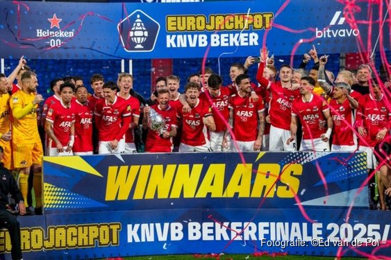 Huldiging bekerwinnaar AZ met bustour en feest bij stadion