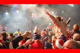 Duizenden supporters wachten spelersbus AZ op na bekerwinst