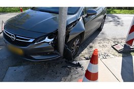 Auto ramt lantaarnpaal na mislukte bocht