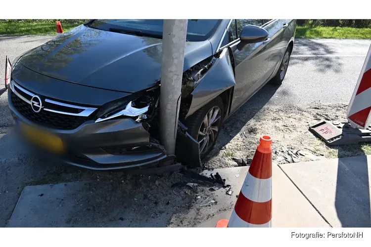 Auto ramt lantaarnpaal na mislukte bocht
