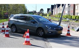 Auto ramt lantaarnpaal na mislukte bocht
