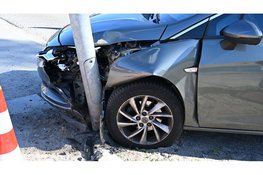 Auto ramt lantaarnpaal na mislukte bocht