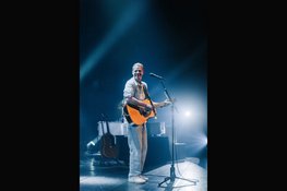 Matthijn Buwalda brengt intieme avond vol Nederlandstalige liedjes in de Ter Coulsterkerk te Heiloo