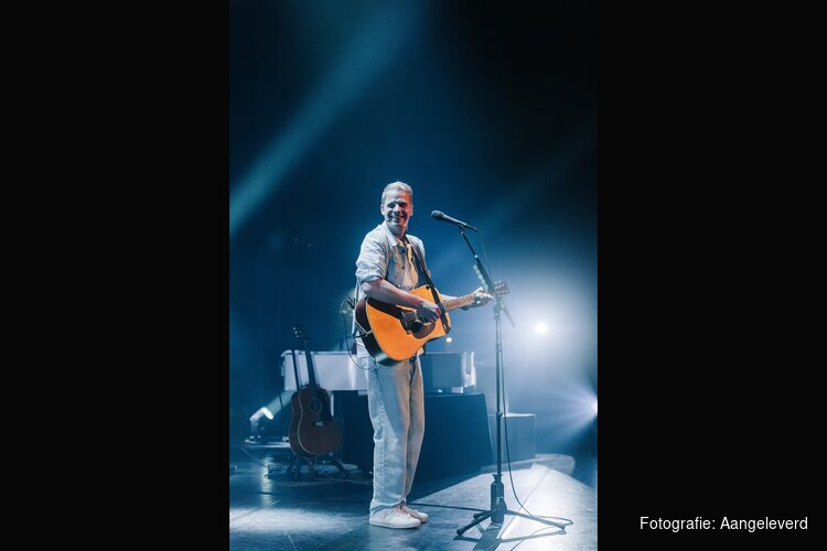 Matthijn Buwalda brengt intieme avond vol Nederlandstalige liedjes in de Ter Coulsterkerk te Heiloo