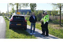 Automobilist rijdt auto lantaarnpaal uit de grond in Heiloo