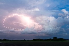 Onweersbuien en lagere temperaturen luiden wisselvallig begin van mei in