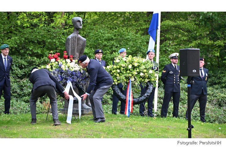 Dodenherdenking in Heiloo met stille tocht bij monument