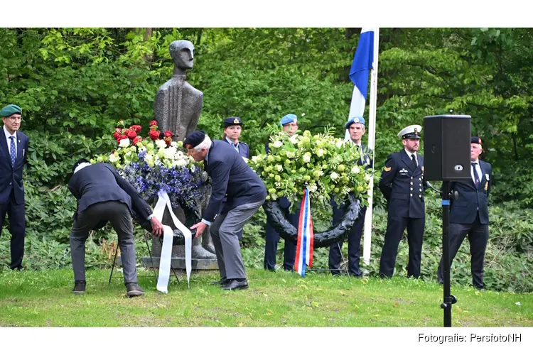 Dodenherdenking in Heiloo met stille tocht bij monument