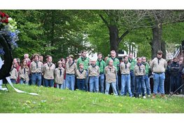 Dodenherdenking in Heiloo met stille tocht bij monument