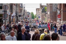Honderd militaire voertuigen trekken door Alkmaar: bevrijding van 1945 vandaag herbeleefd