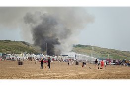 Uitslaande brand met veel rookontwikkeling op strand Egmond aan Zee