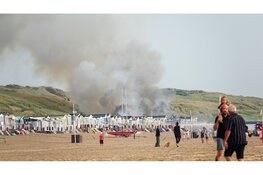 Uitslaande brand met veel rookontwikkeling op strand Egmond aan Zee