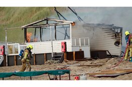 Uitslaande brand met veel rookontwikkeling op strand Egmond aan Zee