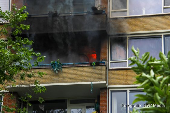 Brand in woning flatgebouw aan de Maasstraat in Alkmaar