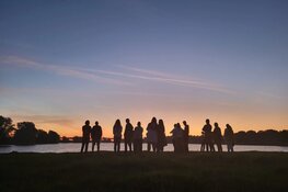 Walk Into the Light: Vroege ochtendwandeling met aandacht voor suïcidepreventie vanuit Geestmerambacht
