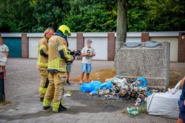 Brandweer blust brand in berg afval in Heiloo