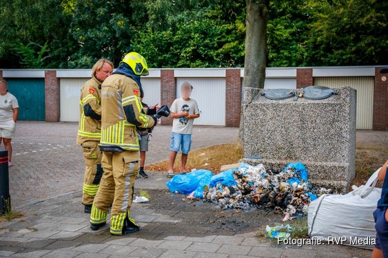 Brandweer blust brand in berg afval in Heiloo