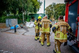 Brandweer blust brand in berg afval in Heiloo