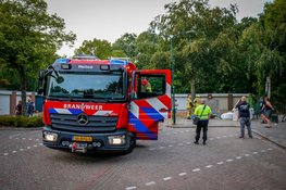Brandweer blust brand in berg afval in Heiloo