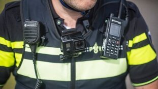 Vrouw oog-in-oog met inbrekers