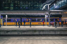 NS viert eerste 20 watertappunten.  Staatssecretaris Stientje van Veldhoven opent watertappunt in Hoofddorp