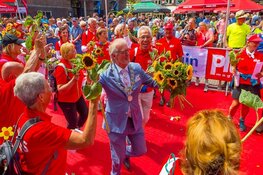 6.000 wandelaars aan de start van Plus Wandel4daagse Alkmaar Wandelgroepen populair onder de deelnemers