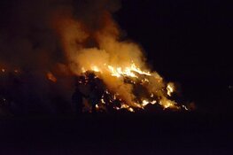 Grote hooiberg in brand in Alkmaar: rook trekt over de A9