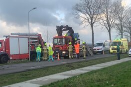 Vrachtwagenchauffeur komt klem te zitten