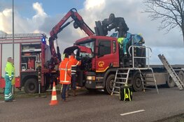 Vrachtwagenchauffeur komt klem te zitten