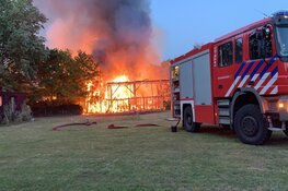 Zeer grote brand in twee schuren in Bergen