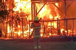 Zeer grote brand in twee schuren in Bergen