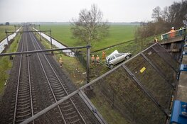 Auto crasht bij spoor Castricum, treinverkeer plat