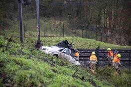 Auto crasht bij spoor Castricum, treinverkeer plat