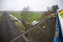 Auto crasht bij spoor Castricum, treinverkeer plat