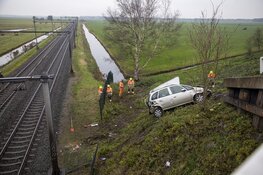 Auto crasht bij spoor Castricum, treinverkeer plat