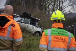 Auto crasht bij spoor Castricum, treinverkeer plat