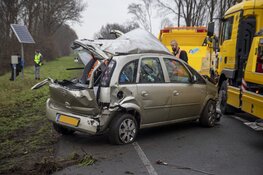 Auto crasht bij spoor Castricum, treinverkeer plat