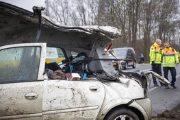 Auto crasht bij spoor Castricum, treinverkeer plat