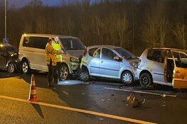 Autobrand na ongeluk met tien auto&#39;s op A9. Tot in de middag twee rijstroken dicht