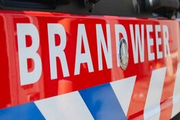 Vlammen slaan boven schutting uit bij brand in Heiloo