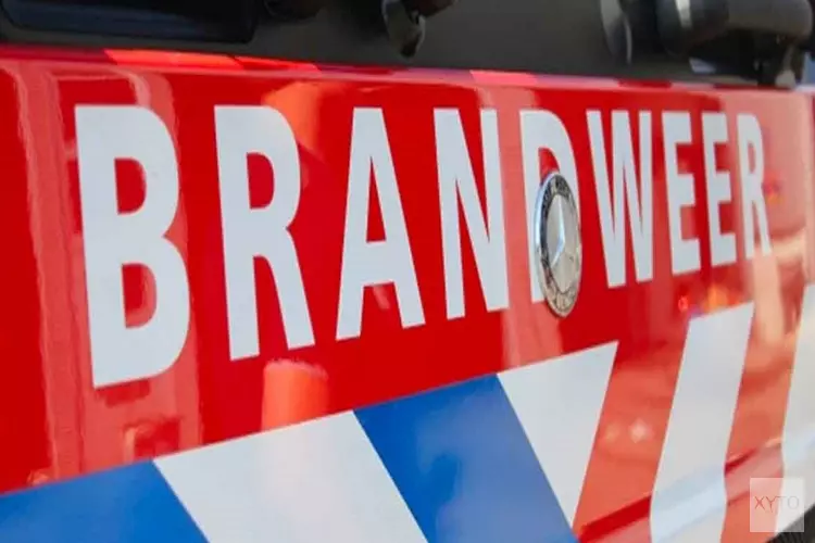 Vlammen slaan boven schutting uit bij brand in Heiloo