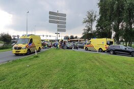 Twee zwaargewonden bij ongeval verkeersplein Kooimeer