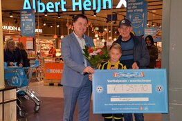 Voetbalclubs in regio Alkmaar ontvangen mooie cheque na spaaractie Albert Heijn