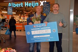 Voetbalclubs in regio Alkmaar ontvangen mooie cheque na spaaractie Albert Heijn