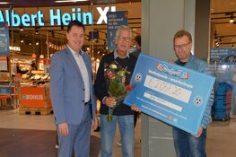 Voetbalclubs in regio Alkmaar ontvangen mooie cheque na spaaractie Albert Heijn