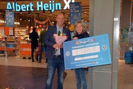 Voetbalclubs in regio Alkmaar ontvangen mooie cheque na spaaractie Albert Heijn