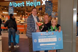 Voetbalclubs in regio Alkmaar ontvangen mooie cheque na spaaractie Albert Heijn