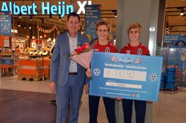 Voetbalclubs in regio Alkmaar ontvangen mooie cheque na spaaractie Albert Heijn