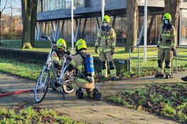 Elektrische fiets spontaan in brand op schoolplein Heiloo