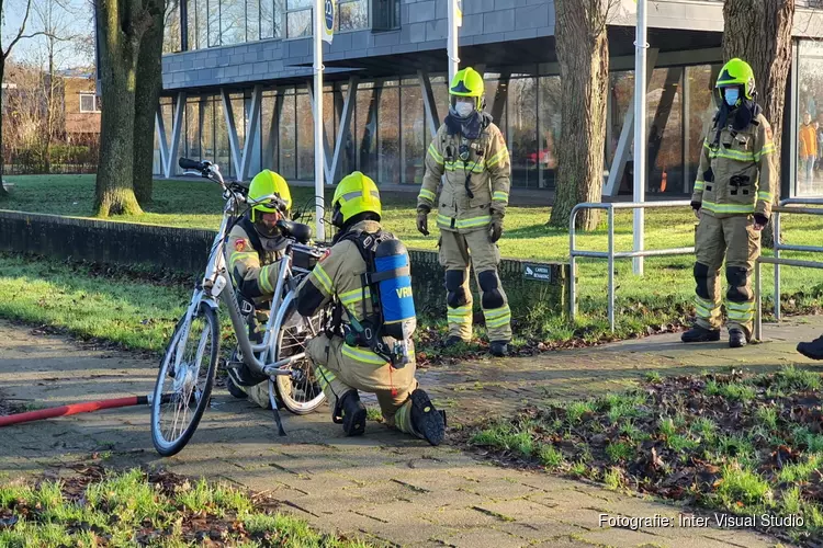 Elektrische fiets spontaan in brand op schoolplein Heiloo